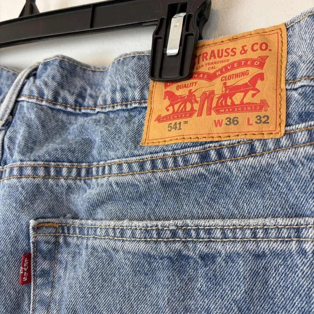 Levis 541 Jeans Mens 36x32 Light Wash Blue Athletic Taper Stretch‎ Distressed